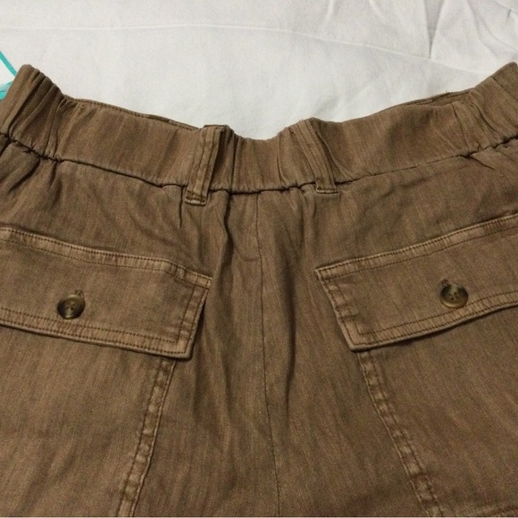 Kut from the Kloth Nicolette Line Short w/ Pleats Chocolate Size 10 - Picture 4 of 8